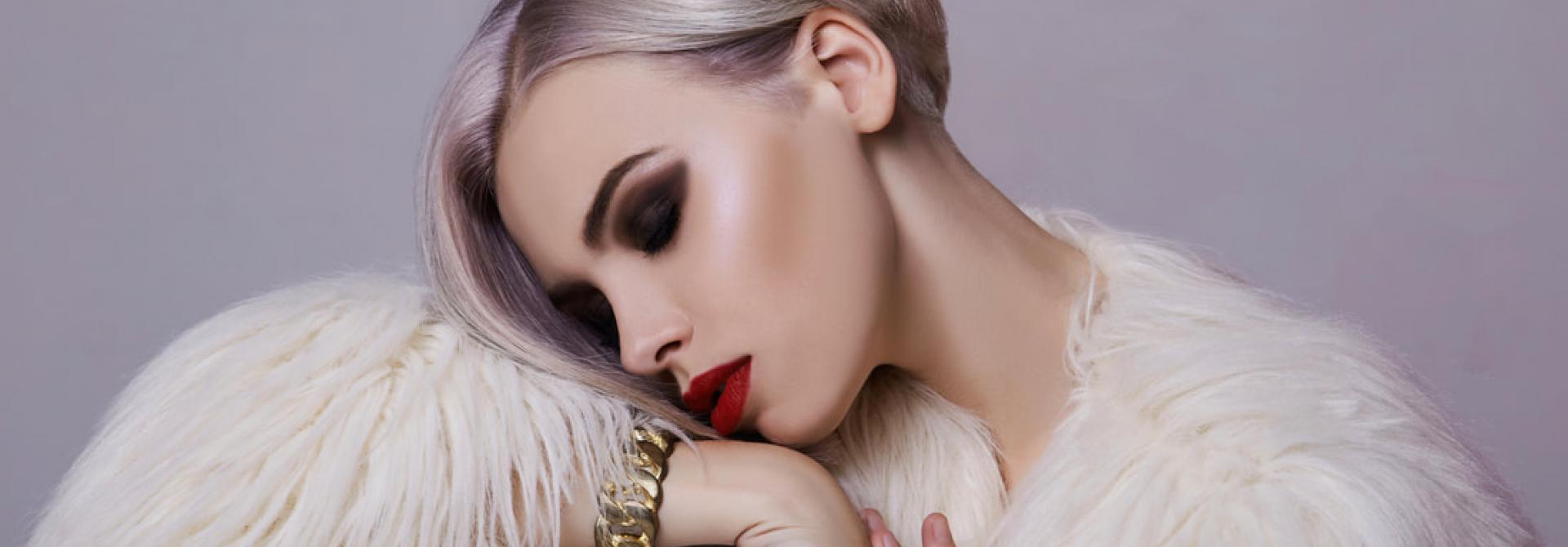 Lady with eyelahes extensions