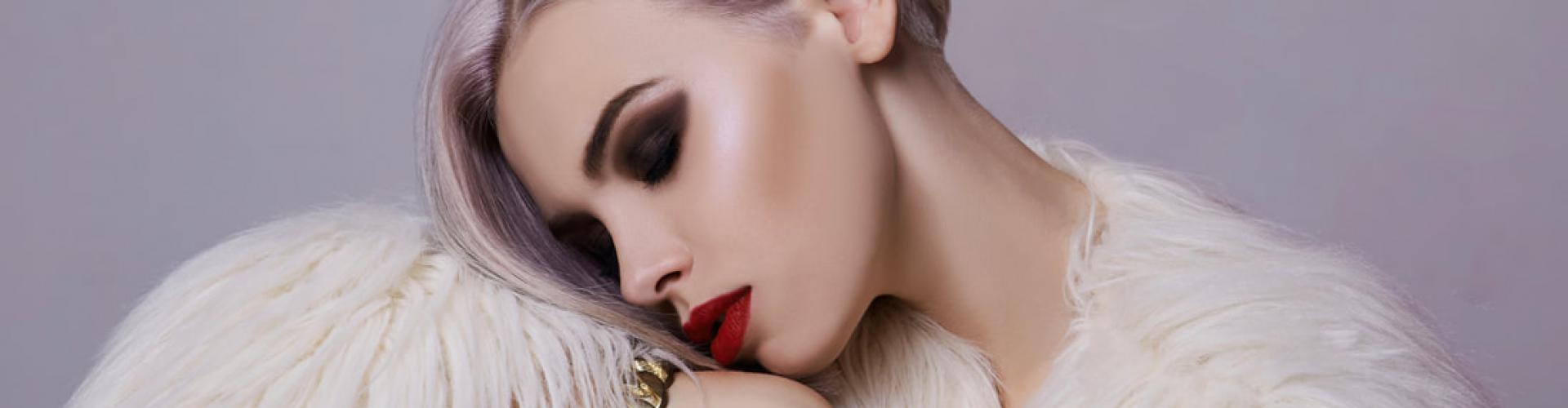 Lady with eyelahes extensions